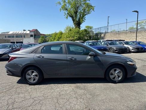 Used 2025 Hyundai Elantra SE FWD image 10