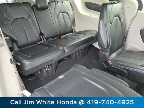 Used 2024 Chrysler Pacifica Touring-L FWD image 23