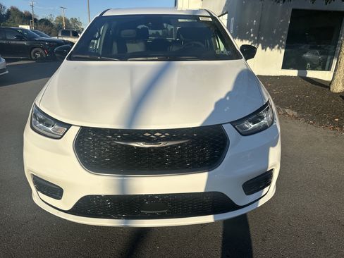 New 2026 Chrysler Pacifica Select image 9