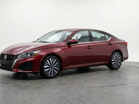 Used 2025 Nissan Altima 2.5 SV image 3