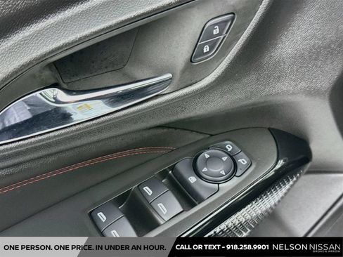 Used 2025 Chevrolet Trax RS w/ Sunroof Package FWD image 17