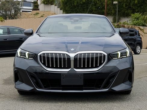 Used 2026 BMW 550e xDrive w/ Premium Package AWD/4WD image 2