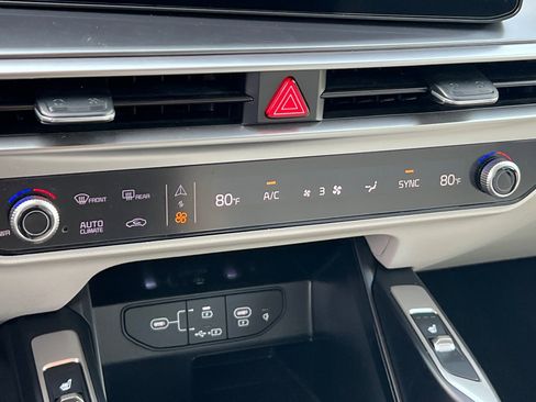 Certified 2025 Kia Sorento S image 25