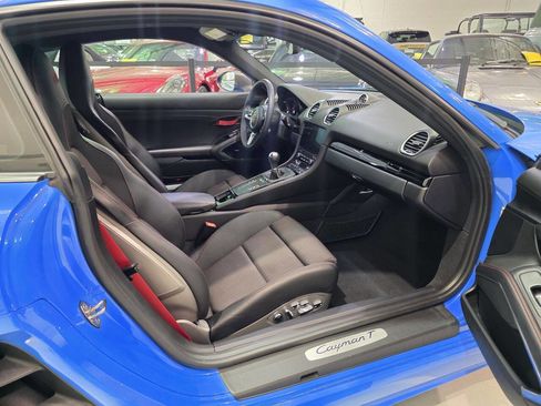 Used 2023 Porsche 718 Cayman w/ Premium Package RWD image 30