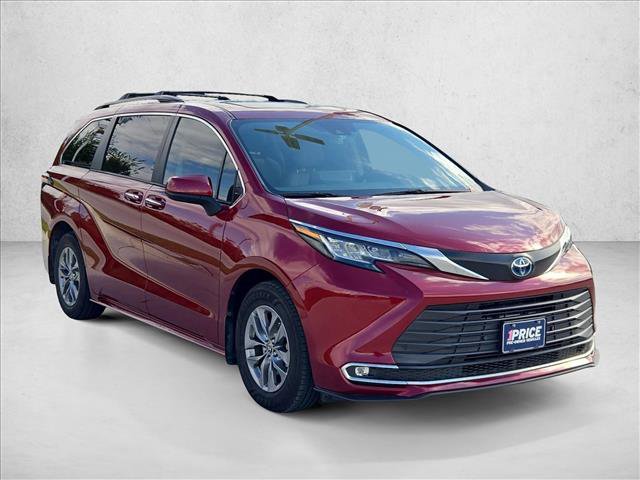 Used 2023 Toyota Sienna XLE FWD image 3