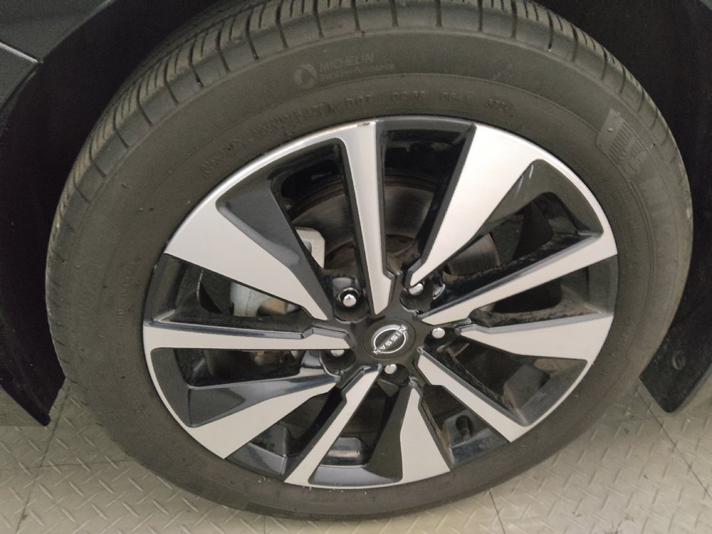 Used 2025 Nissan Sentra SV w/ SV Premium Package FWD image 31