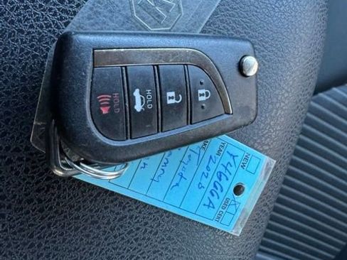 Used 2020 Toyota Camry SE image 31