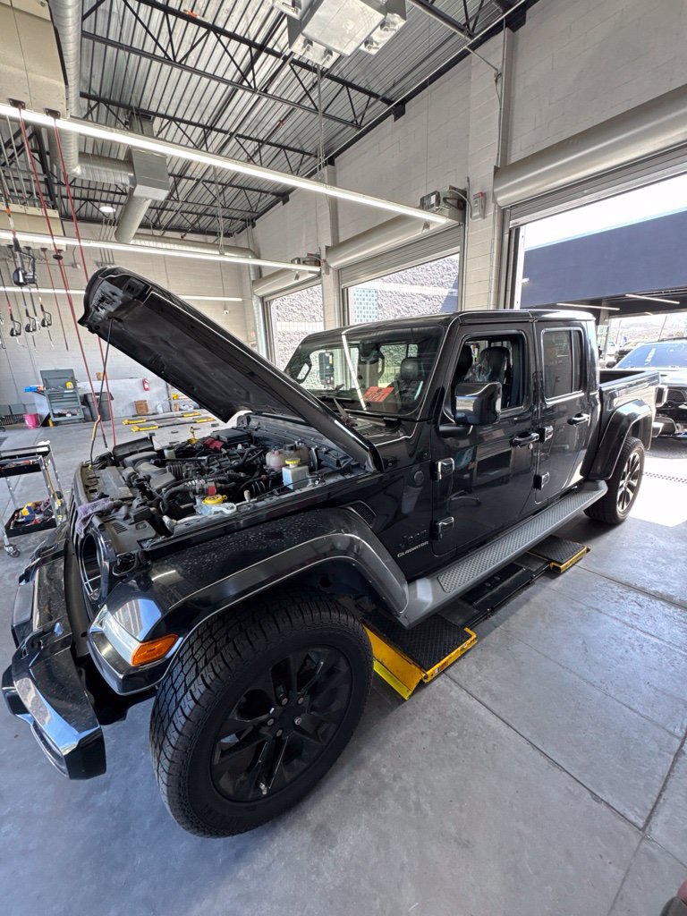 Used 2022 Jeep Gladiator Overland AWD/4WD image 3