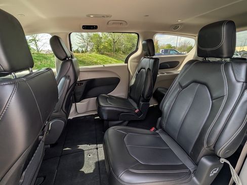 Used 2023 Chrysler Pacifica Touring-L image 33