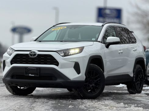 Used 2019 Toyota RAV4 LE image 1