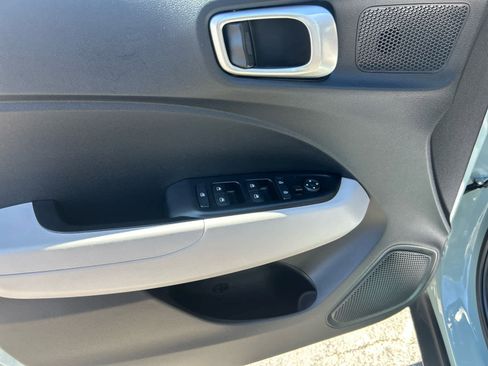 Used 2025 Hyundai Venue SEL FWD image 11