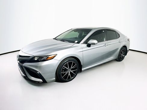 Used 2024 Toyota Camry SE image 3