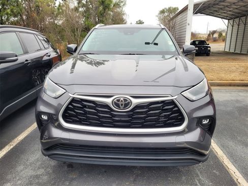 Used 2023 Toyota Highlander XLE image 2