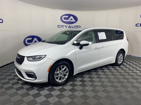 Used 2023 Chrysler Pacifica Touring-L image 7