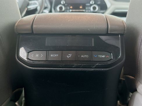 Used 2020 Toyota Highlander L image 27