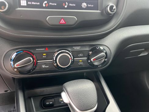 Used 2025 Kia Soul LX w/ LX Technology Package FWD image 23