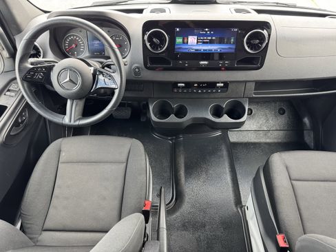 Used 2025 Mercedes-Benz Sprinter 2500 image 13