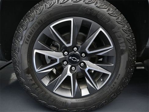 Used 2023 Chevrolet Suburban Z71 w/ Luxury Package image 9