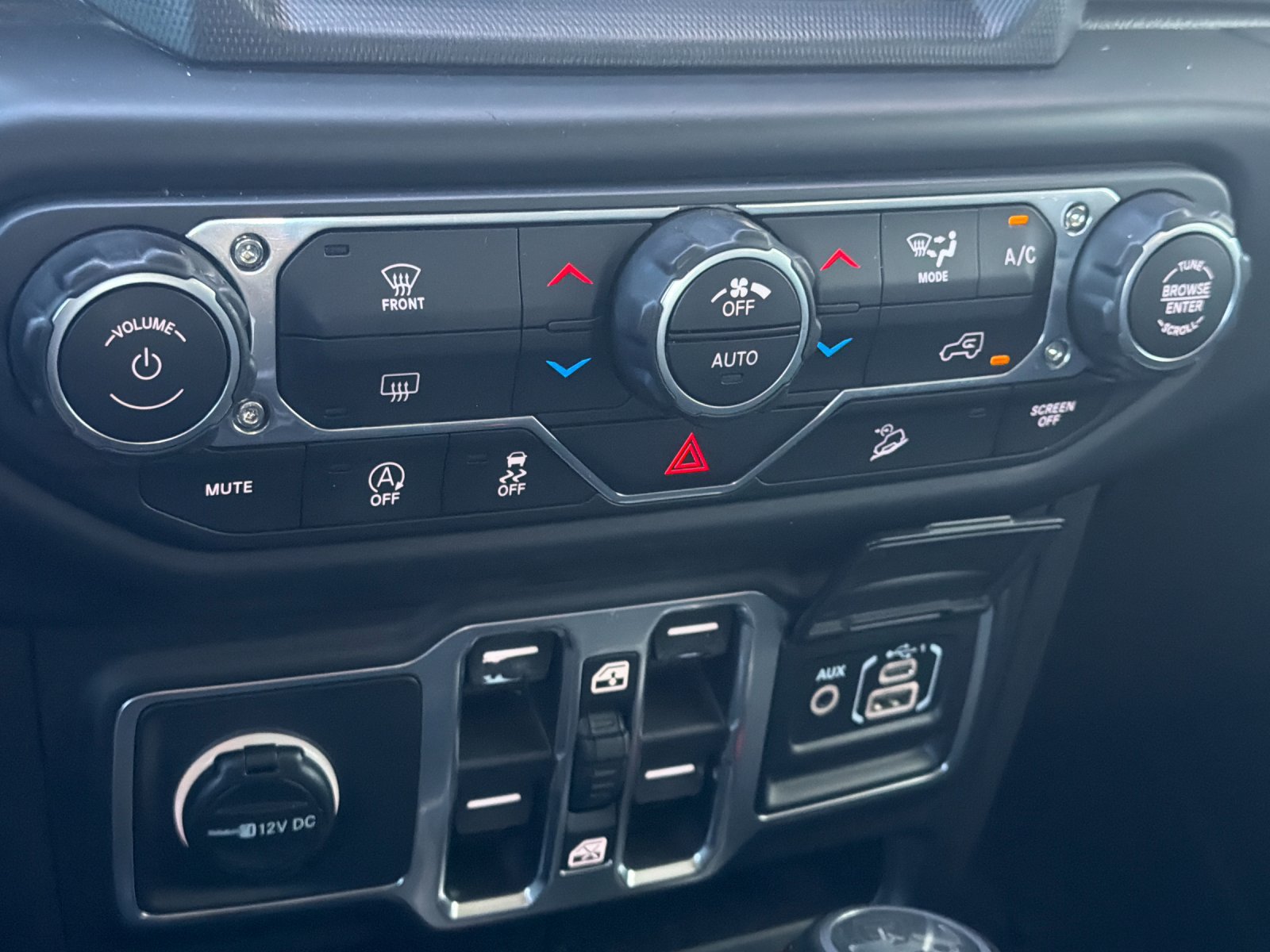 Used 2018 Jeep Wrangler Unlimited Sahara AWD/4WD image 23