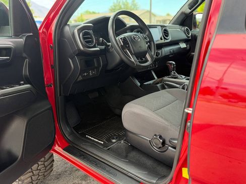 Used 2018 Toyota Tacoma TRD Off-Road w/ Technology Package AWD/4WD image 3