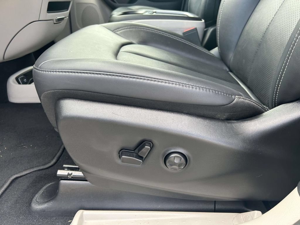 Used 2024 Chrysler Pacifica Touring-L FWD image 20