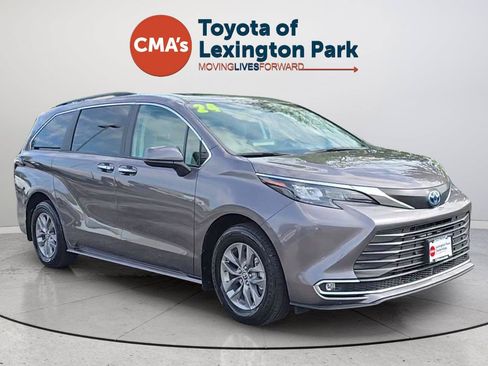 Used 2024 Toyota Sienna XLE FWD image 7