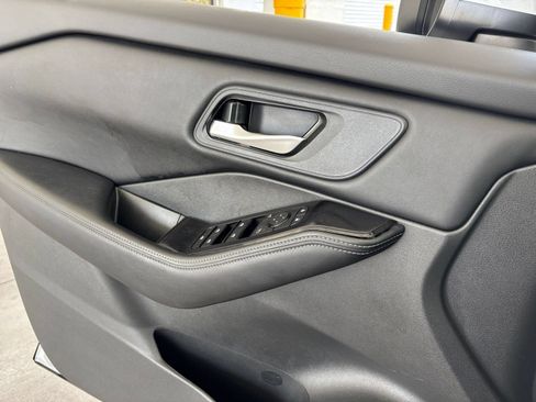 Used 2025 Nissan Rogue SV AWD/4WD image 18