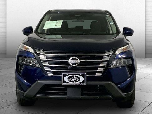 Used 2025 Nissan Rogue SV image 2