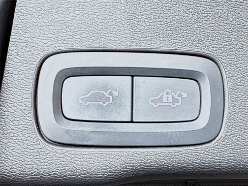 Used 2024 Volvo XC60 B5 Plus w/ Protection Package Premier AWD/4WD image 19