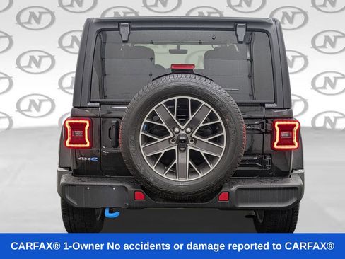 Used 2023 Jeep Wrangler Unlimited Sahara w/ Cold Weather Group AWD/4WD image 17