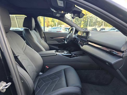 Used 2024 BMW i5 eDrive40i w/ Convenience Package image 11