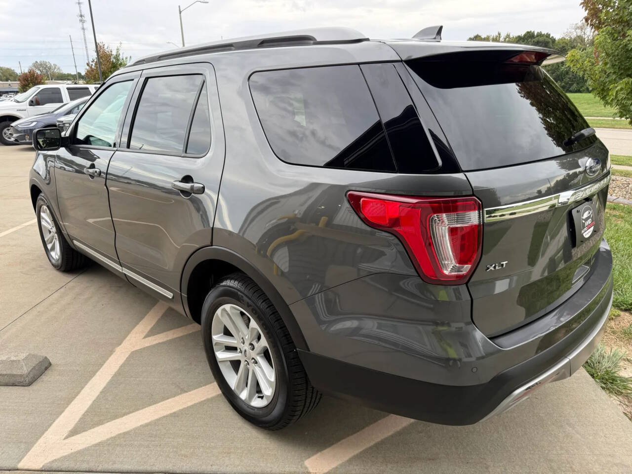 Used 2017 Ford Explorer XLT FWD image 6