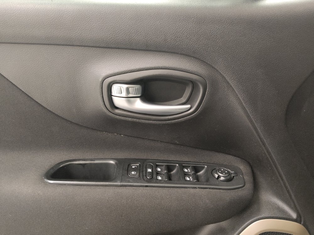 Used 2017 Jeep Renegade Latitude FWD image 27