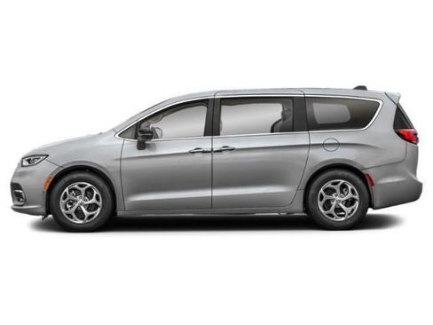 Used 2025 Chrysler Pacifica Limited FWD image 2