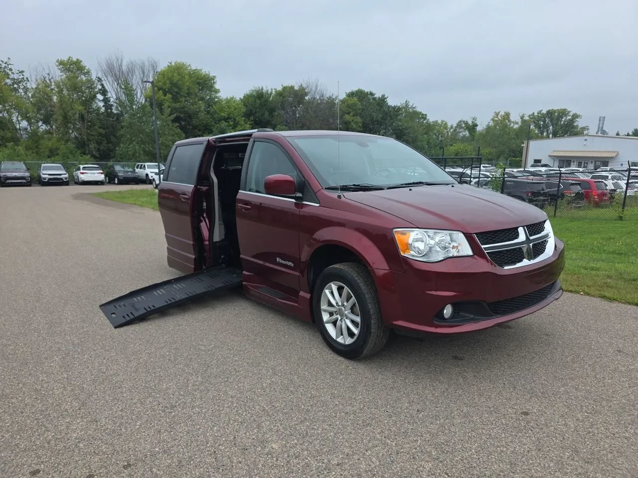 Used 2019 Dodge Grand Caravan SXT FWD image 1