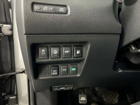 Used 2020 Nissan Rogue SV AWD/4WD image 18