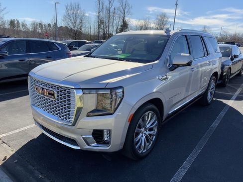 Used 2023 GMC Yukon Denali w/ Denali Reserve Package image 13