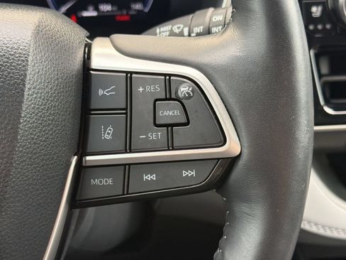 Certified 2024 Toyota Highlander Limited FWD image 30
