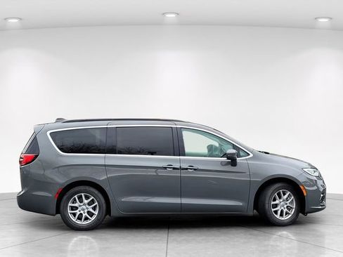 Used 2022 Chrysler Pacifica Touring-L image 3
