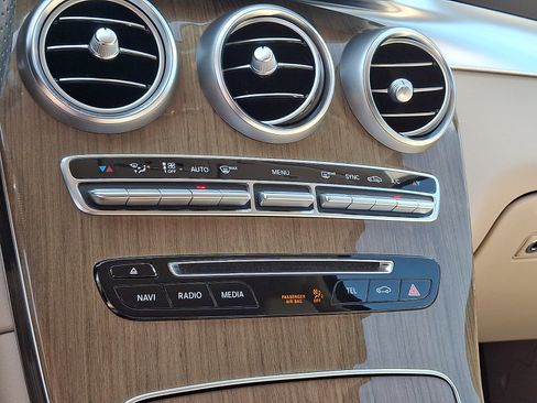 Used 2019 Mercedes-Benz GLC 300 4MATIC image 15