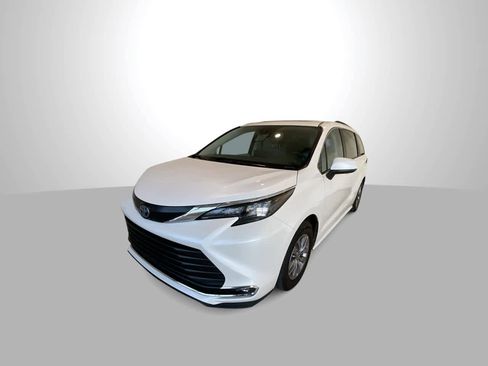 Used 2024 Toyota Sienna XLE image 4