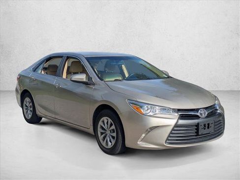 Used 2017 Toyota Camry LE FWD image 2