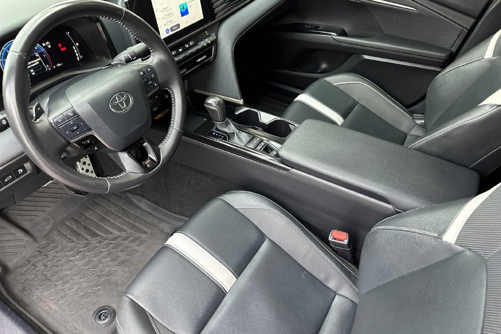 Used 2025 Toyota Camry SE w/ Convenience Package FWD image 12