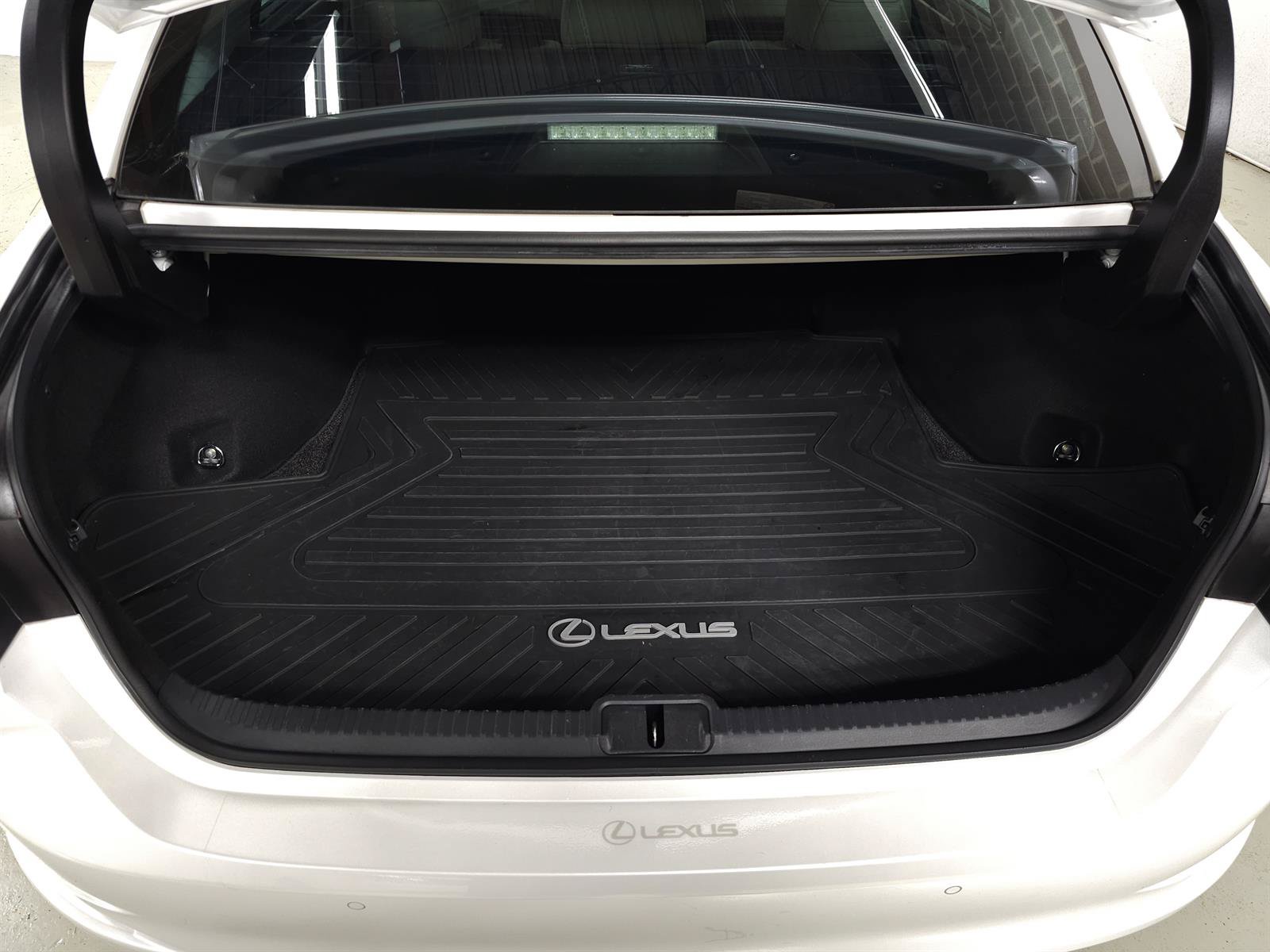 Used 2023 Lexus ES 350 Ultra Luxury w/ Accessory Package (Z2) FWD image 7