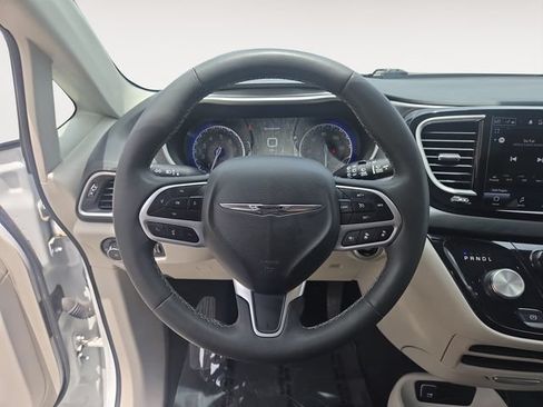 Used 2023 Chrysler Pacifica Touring-L FWD image 12