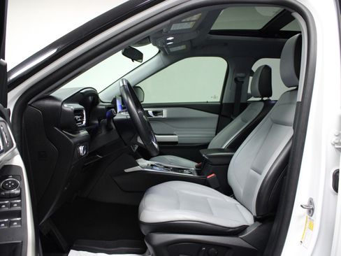 Used 2021 Ford Explorer XLT w/ Equipment Group 202A image 12