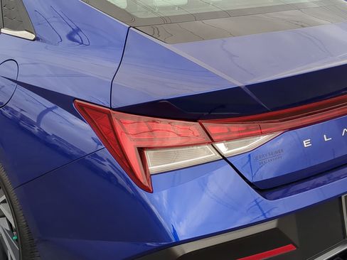 Used 2025 Hyundai Elantra Limited image 12