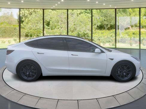 Used 2021 Tesla Model 3 Standard Range Plus image 4