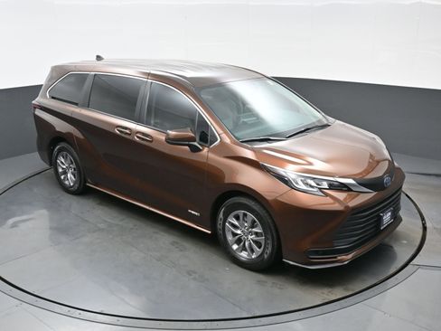 Used 2021 Toyota Sienna LE image 22