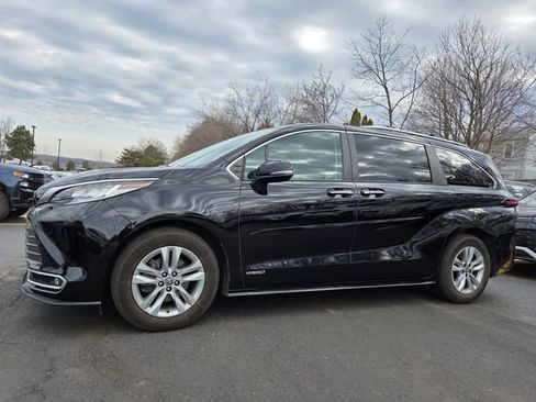 Used 2021 Toyota Sienna Limited image 1